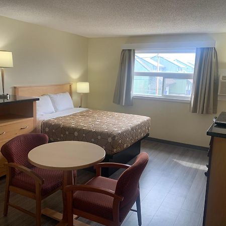 Northern Lights Inn Fort St. John Екстериор снимка